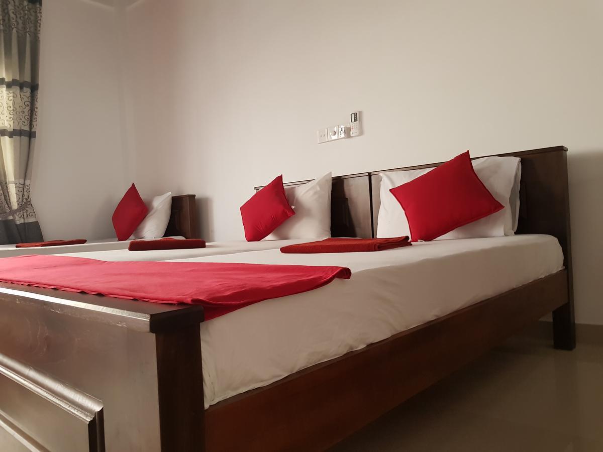 Oasis Beach Hotel Negombo Exterior photo