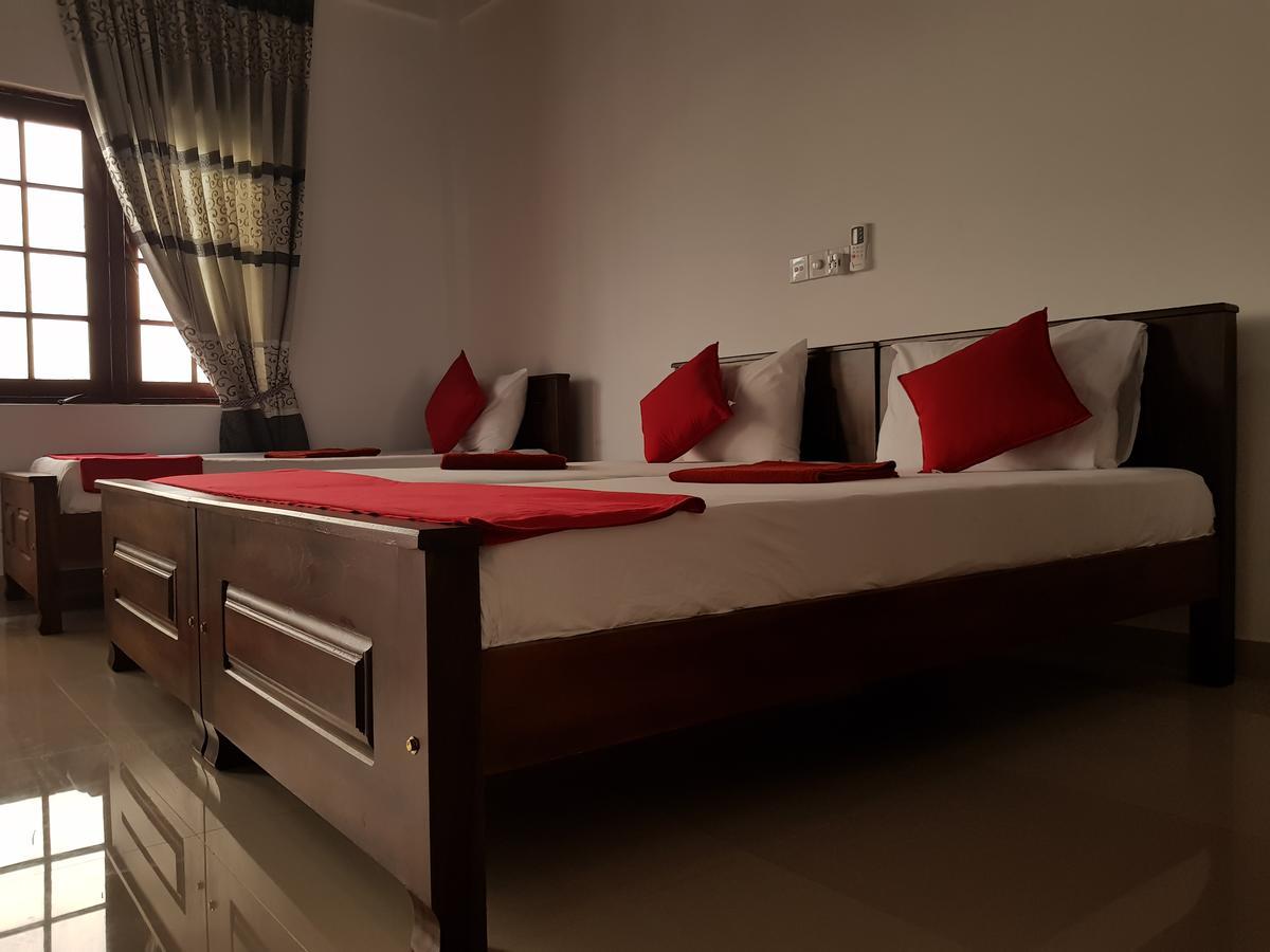 Oasis Beach Hotel Negombo Exterior photo